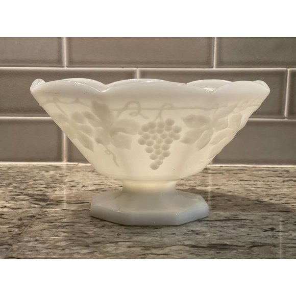 Anchor Hocking Grape Leaf Pedastal Fruit Bowl - Picture 2 of 4